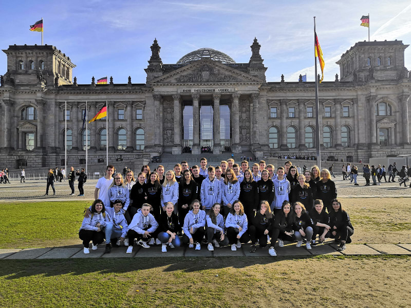Vereint vor dem Reichstagsgebäude