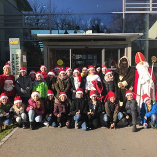 SMV und Chor der Max-Weishaupt-Realschule erfreuen Senioren mit Nikolausgrüßen; Gruppenbild vor dem Seniorenzentrum