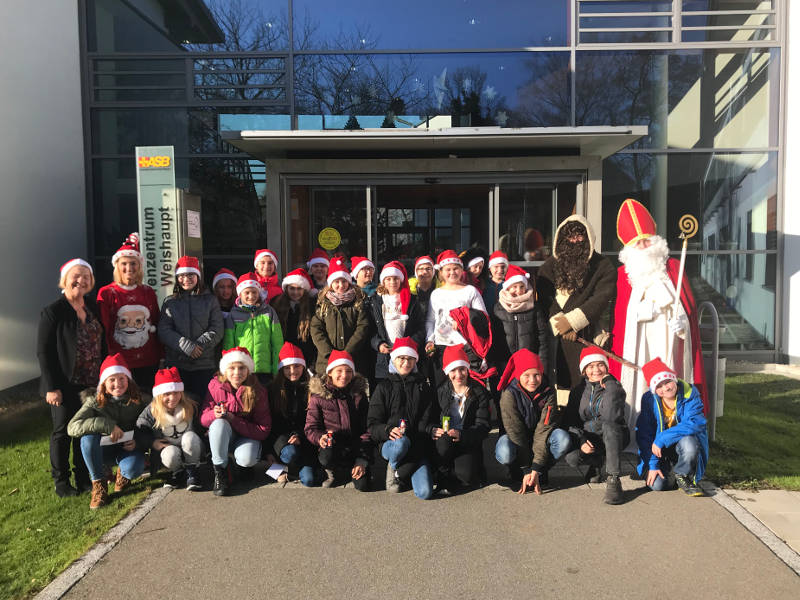 SMV und Chor der Max-Weishaupt-Realschule erfreuen Senioren mit Nikolausgrüßen; Gruppenbild vor dem Seniorenzentrum