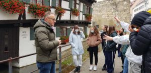 Vor dem Schiefen Haus