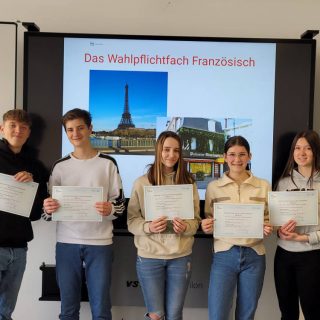 Die fünf Schülerinnen und Schüler mit ihren DELF-Urkunden