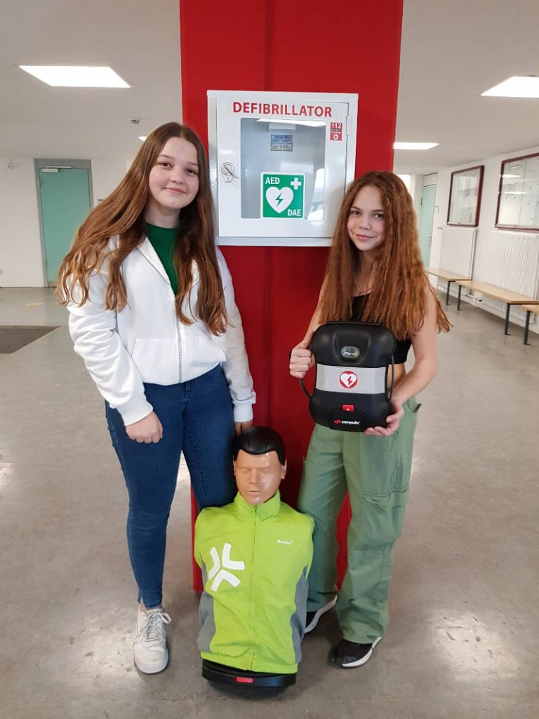 Pauline (li.) und Lilian mit dem neuen AED