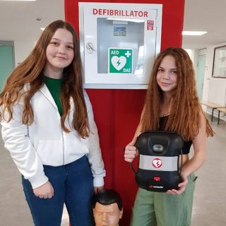Pauline und Lilian mit dem neuen AED