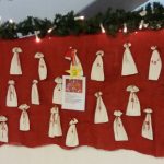 Der Adventskalender in der Aula. Die Beutel enthalten für jeden Tag eine Überrraschung