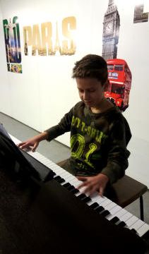 19 - Oskar Sennert spielt am Klavier