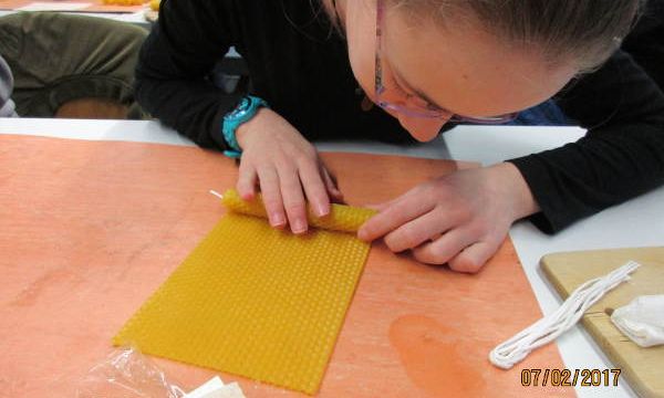 Kerzenherstellung - Aufrollen der Wachsplatte