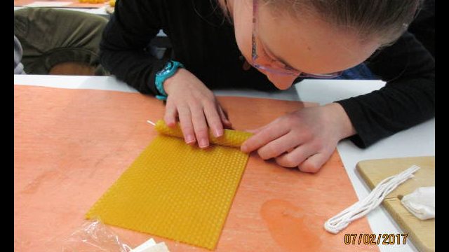 Kerzenherstellung - Aufrollen der Wachsplatte