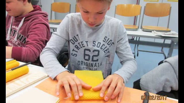 Kerzenherstellung - Aufrollen der Wachsplatte