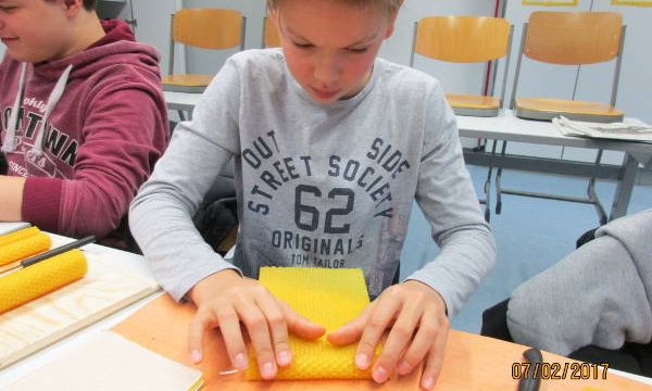 Kerzenherstellung - Aufrollen der Wachsplatte