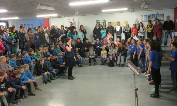 Der Chor unter Leitung von Fr. Pfänder eröffnet den Nachmittag mit Liedern.
