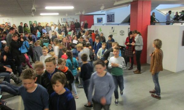 Nach der Begrüßung wurden die Besucher in Gruppen durch das Schulhaus und die Fachräume geführt.