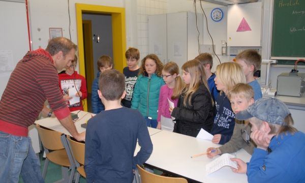 Herr Kast hatte einen physikalischen Versuch aufgebaut, ...