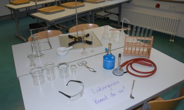 Im Chemiesaal konnte man Experimentiergeräte erraten, ...