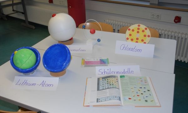 ... außerdem waren von Schülern gefertigte Atommodelle zu sehen,