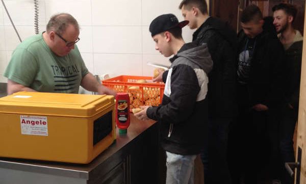 Herr Angele spendierte allen Leberkäswecken und Getränke. Herzlichen Dank!