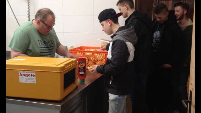 Herr Angele spendierte allen Leberkäswecken und Getränke. Herzlichen Dank!