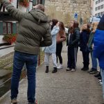 Herr Pilz erklärt, dass das Haus einmal einem Fischer gehörte, der direkt von der Blau in das Haus gehen konnte, um seine lebenden Fische auf den Markt zu bringen. Heute ist es ein Hotel, indem wirklich so manches „schief“ liegt! Herr Pilz erklärt, dass das Haus einmal einem Fischer gehörte, der direkt von der Blau in das Haus gehen konnte, um seine lebenden Fische auf den Markt zu bringen. Heute ist es ein Hotel, indem wirklich so manches „schief“ liegt!