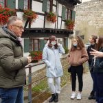Vor dem Hotel „Schiefes Haus“ im Fischerviertel