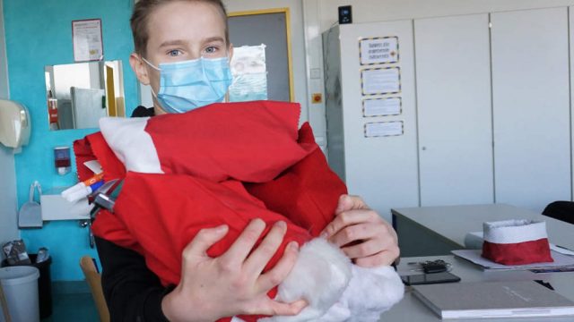 Schüler/innen füllen die Säckchen