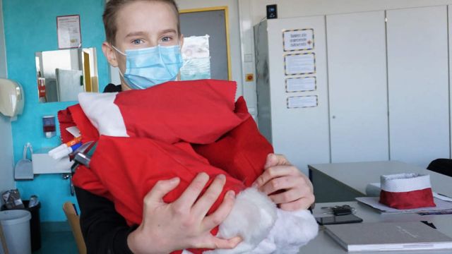 Schüler/innen füllen die Säckchen