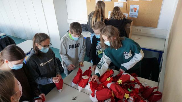 Schüler/innen füllen die Säckchen