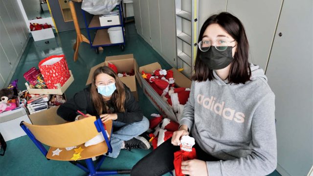 Schüler/innen füllen die Säckchen