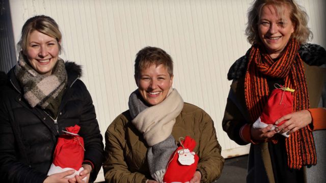 Fr. Neidig und Fr. Mast haben die Geschenke überreicht