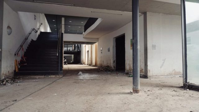 Blick in das Innere des beschädigten Schulgebäudes