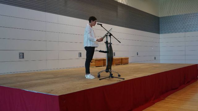Fr. Volk begrüßt die Schülerinnen und Schüler mit ihren Eltern