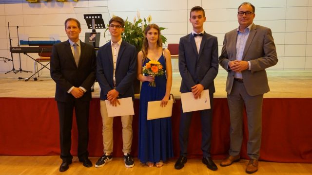 Komm. Schulleiter Herr Fink, Niklas Unsöld, Pia Locherer, Enrico Hänle, Herr Rachota, Personalchef Fa. Weishaupt Gemeinsam an einem Ziel arbeiten - Abschluss 2024