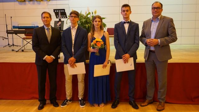 Komm. Schulleiter Herr Fink, Niklas Unsöld, Pia Locherer, Enrico Hänle, Herr Rachota, Personalchef Fa. Weishaupt Gemeinsam an einem Ziel arbeiten - Abschluss 2024