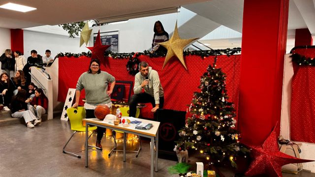 Fr. Maucher und Hr. Höhn bei der SMV-Adventstombola
