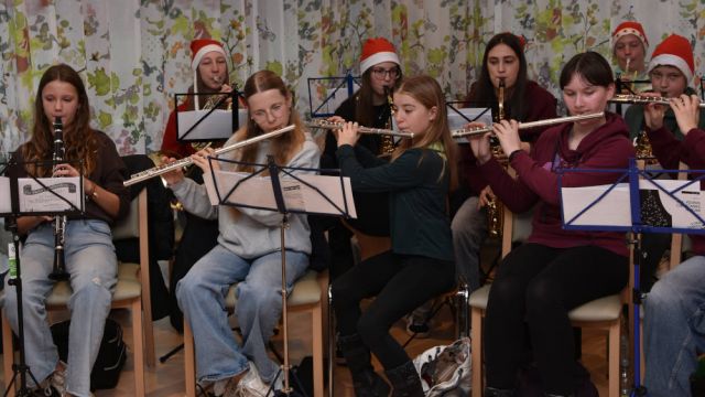 Chor und Orchester der Realschule stimmen Senioren auf Weihnachten ein