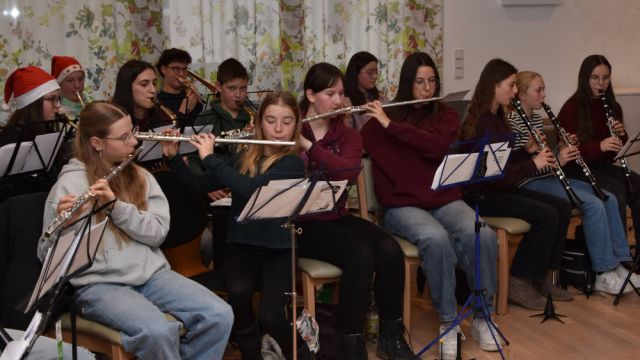Chor und Orchester der Realschule stimmen Senioren auf Weihnachten ein