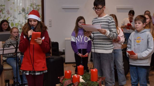 Ergänzt wurden diese Lieder von Text- bzw. Gedichtbeiträgen verschiedener Schülerinnen und Schüler