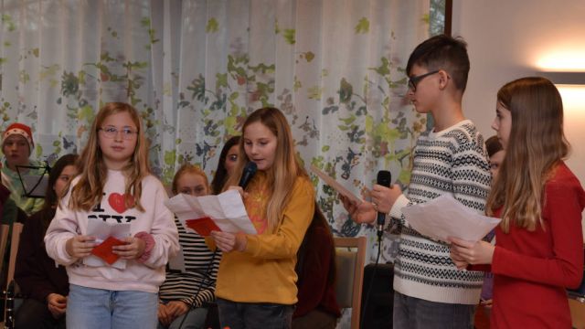 Ergänzt wurden diese Lieder von Text- bzw. Gedichtbeiträgen verschiedener Schülerinnen und Schüler