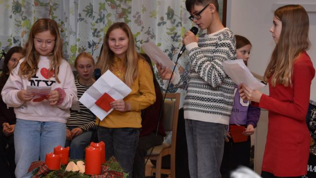 Ergänzt wurden diese Lieder von Text- bzw. Gedichtbeiträgen verschiedener Schülerinnen und Schüler