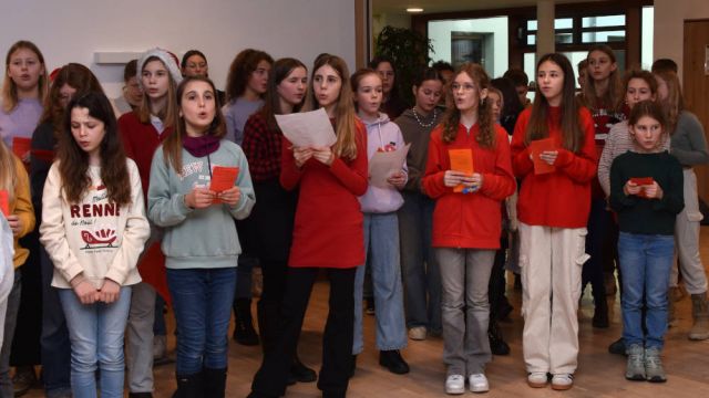 Chor und Orchester der Realschule stimmen Senioren auf Weihnachten ein
