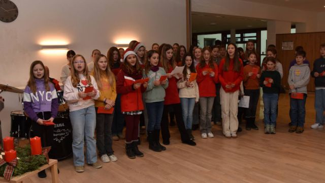 Chor und Orchester der Realschule stimmen Senioren auf Weihnachten ein