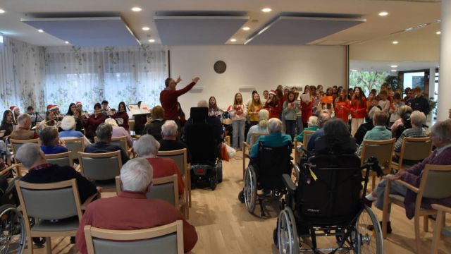 Chor und Orchester der Realschule stimmen Senioren auf Weihnachten ein