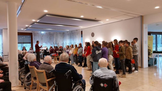 Chor und Orchester der Realschule stimmen Senioren auf Weihnachten ein