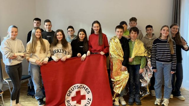 Herzlich Willkommen im Schulsanitätsdienst – 14 Achtklässler absolvieren mit großem Engagement den Erste-Hilfe-Kurs