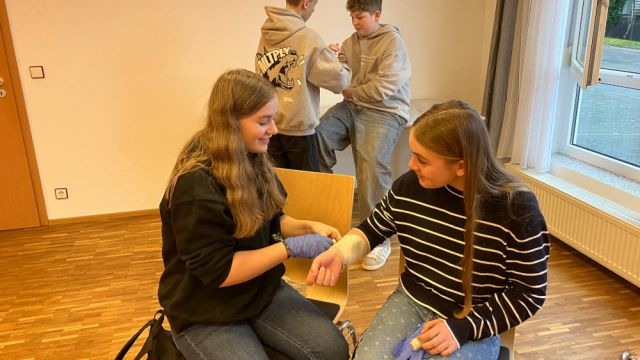 Herzlich Willkommen im Schulsanitätsdienst – 14 Achtklässler absolvieren mit großem Engagement den Erste-Hilfe-Kurs