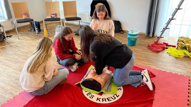 Herzlich Willkommen im Schulsanitätsdienst – 14 Achtklässler absolvieren mit großem Engagement den Erste-Hilfe-Kurs