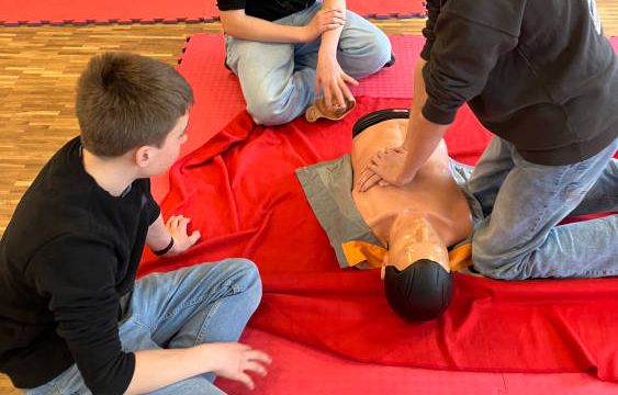 Herzlich Willkommen im Schulsanitätsdienst – 14 Achtklässler absolvieren mit großem Engagement den Erste-Hilfe-Kurs