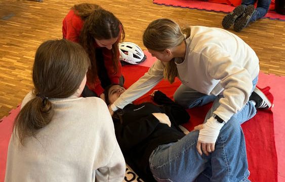 Herzlich Willkommen im Schulsanitätsdienst – 14 Achtklässler absolvieren mit großem Engagement den Erste-Hilfe-Kurs