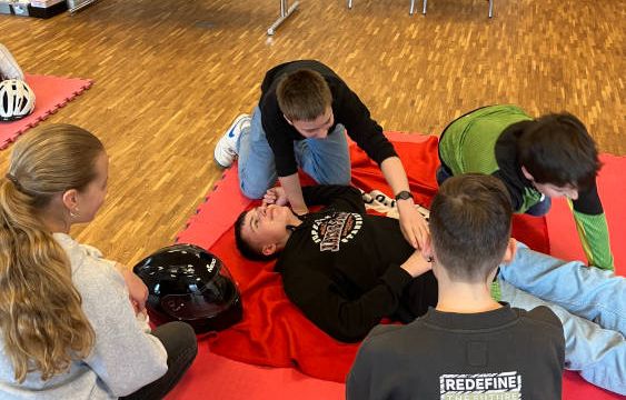 Herzlich Willkommen im Schulsanitätsdienst – 14 Achtklässler absolvieren mit großem Engagement den Erste-Hilfe-Kurs