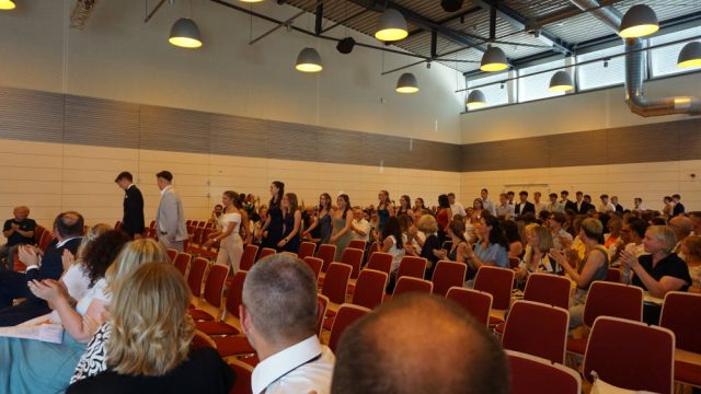 Einzug der Absolventinnen und Absolventen