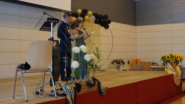 Schülersprecherin Paulina Lerch und Schülersprecher Ben Fuchs moderierten den Abend