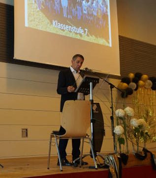 Rektor Matthias Wiedemann skizzierte die Schulzeit der Zehntklässler
